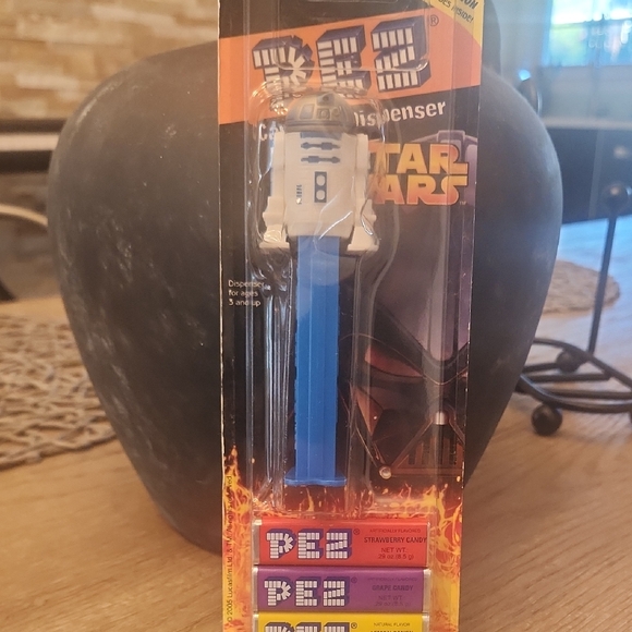 Star Wars R2-D2 PEZ Dispenser - Blue and White - Picture 1 of 4